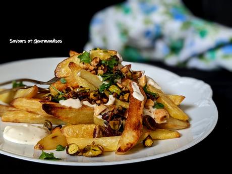 Frites au four avec yogourt tahini et fruits secs fumés-sucrés d'Ottolenghi