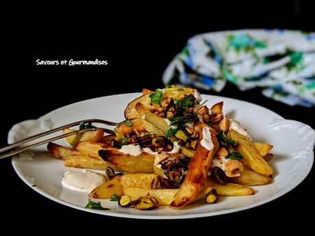 Frites au four avec yogourt tahini et fruits secs fumés-sucrés d'Ottolenghi