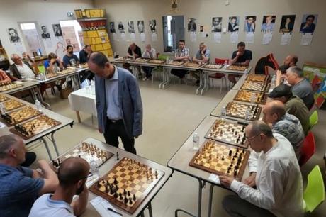 Une simultanée d'un grand-maître des échecs
