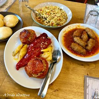 Dîner dans une taverne crétoise Dîner dans une taverne crétoise