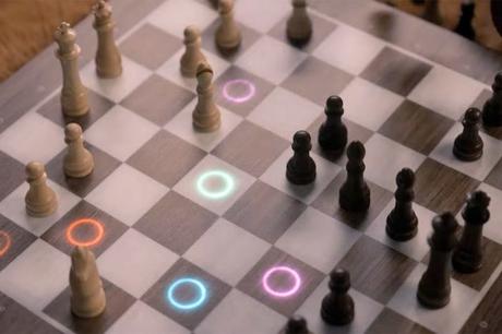 Un jeu d’échecs où les pièces se déplacent seules
