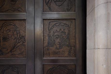 tracey emin sculpte des portraits de femmes pour les nouvelles portes en bronze de la galerie nationale des portraits de londres