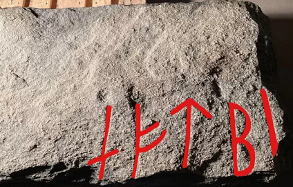Une pierre runique massive trouvée sous le sol d'une cuisine au Danemark