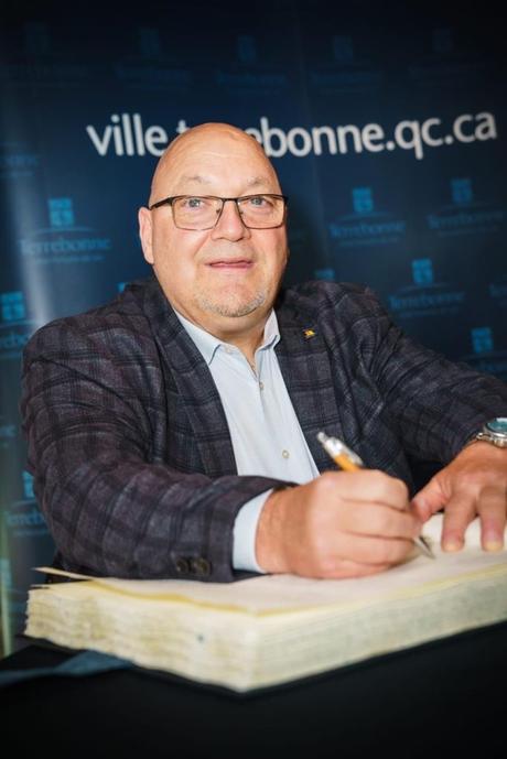 Les Cobras ont signé le livre de la ville de Terrebonne