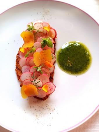 Pain grillé, homard breton, radis beurre... Pain grillé, homard breton, radis beurre...