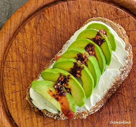 Avocado toast avec crispy chili oil