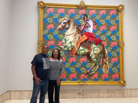 Gaidi Finnie, directeur exécutif du San Diego African American Museum of Fine Art, et Fern Nelson, membre du conseil d'administration, sont présentés avec une peinture de Kehinde Wiley au Timken Museum de San Diego, en Californie, le 27 juin 2023.