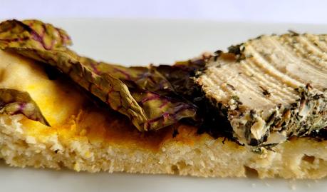 Focaccia à l'oseille avec frauxmage de chèvre