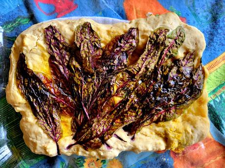 Focaccia à l'oseille avec frauxmage de chèvre