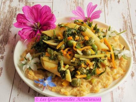 Pâtes aux carottes, petits pois et fanes sur lit de houmous (Vegan)