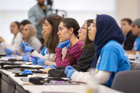 Le Centre UC Davis pour la santé et la technologie accueille des étudiants d’Avenue – Daily Democrat