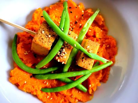 Tofu fumé sur purée de patates douces Tofu fumé sur purée de patates douces