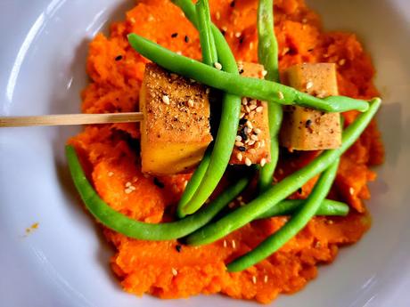 Tofu fumé sur purée de patates douces Tofu fumé sur purée de patates douces