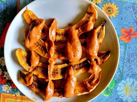 Bananes au four avec sauce au beurre d'arachides et érable