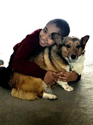 Défi photo des lecteurs de disques de Stockton Joan Erreca de Stockton a utilisé un Apple iPhone 7 Plus pour photographier son petit-fils de 10 ans, Stannis Erreca, étreignant son corgi Riley chez elle.