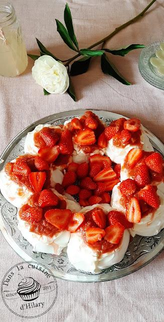 Pavlova couronne à la fraise et à la rhubarbe - Dans la cuisine d'Hilary