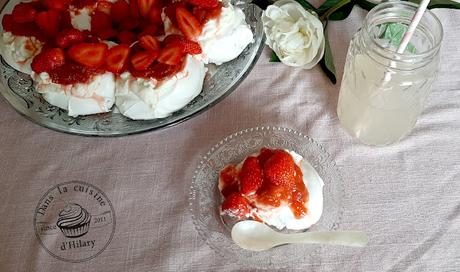 Pavlova couronne à la fraise et à la rhubarbe - Dans la cuisine d'Hilary