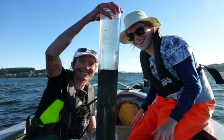 Susie Wood et Julie Short avec une carotte de sédiments au lac Rotoiti, Rotorua.  Fourni Institut Cawthron_