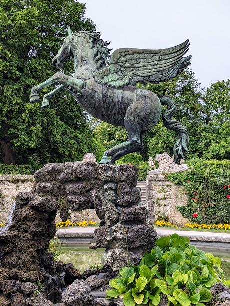 Salzburg — Skulpturen in den Gärten des Schlosses Mirabell / Sculptures dans les jardins du château Mirabell — 32 Bilder / 32 photos