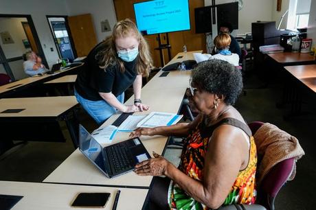 Bonita Leslie-Pegram, 72 ans, reçoit une aide à la connexion de Kara Shamblin lors de la classe du projet d'accès à la technologie pour les personnes âgées à la Central Community House du Near East Side le 30 juin. La Central Community House, une organisation locale à but non lucratif, a reçu un financement de Spectrum et de la Bureau du comté de Franklin sur le vieillissement pour offrir le cours, qui fournit aux étudiants un Chromebook Google ainsi qu'une formation.