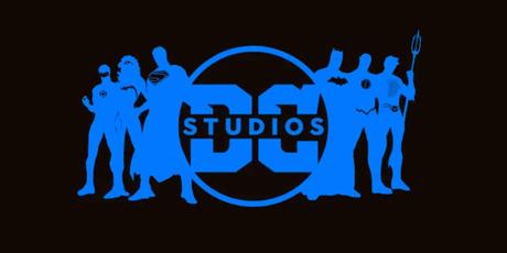 Pourquoi la prochaine série de jeux vidéo de Batman devrait être définie dans le DCU Le logo de DC Studios avec des silhouettes bleues de héros classiques.