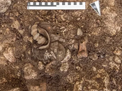 sépulture crémation début l'âge contenant bijoux bronze rares fragments textile trouvée Autriche
