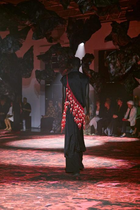 Le défilé de mode révolutionnaire de YUIMA NAKAZATO : MAGMA