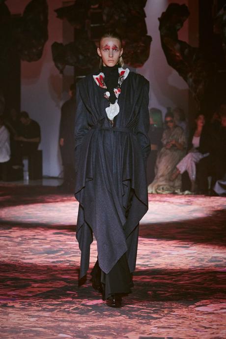 Le défilé de mode révolutionnaire de YUIMA NAKAZATO : MAGMA