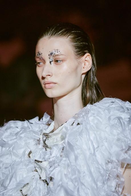 Le défilé de mode révolutionnaire de YUIMA NAKAZATO : MAGMA