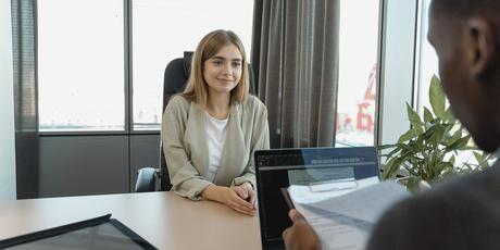 9 questions d’entretien courantes pour les développeurs Web et comment y répondre Candidat ayant un entretien