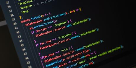 9 questions d’entretien courantes pour les développeurs Web et comment y répondre Moniteur affichant du code JavaScript