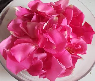Pétales de rose - comment faire de l'eau de rose par cocoflower