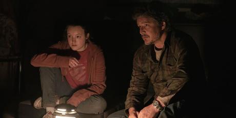 Ellie et Joel regardent dans la même direction dans The Last of Us.