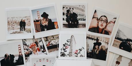 7 façons uniques de présenter votre portfolio en tant que photographe Un collage de photographies sur un mur