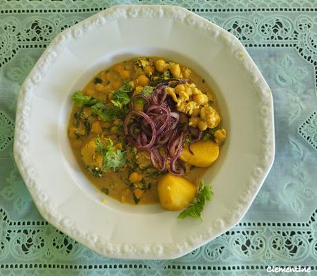 Curry de pommes de terre, chou kale et lait de coco