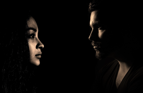 Une femme et un homme marchant main dans la main