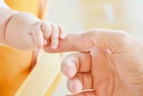 Bébé se tape la tête avec la main : causes et conseils pour les parents
