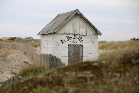 A Agon-Coutainville (Manche), La Poulette est petite cabane de plage qui fait face à la mer depuis bientôt un siècle, elle a quelque chose d'assez touchant et mélancolique. 