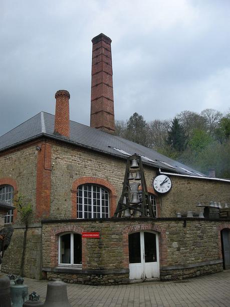 Chaque année, ce sont près de 100 cloches qui sortent des ateliers de la fonderie de cloches Cornille-Havard (à Villedieu-les-Poêles, dans la Manche). 
