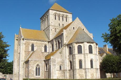 Après avoir été très endommagée pendant la guerre, l'Abbaye Sainte-Trinité de Lessay (dans la Manche), a été rebâtie à l'identique dans les années 50. 