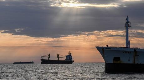 Cette Bataille Qu'on Regarde Tous Cette Bataille Qu'on Regarde Tous