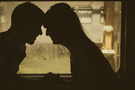 Quels Sont les Phases de deuil à Traverser après une Rupture de Couple ? Un couple qui avance main dans la main