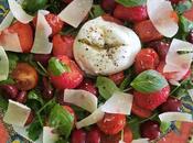 Salade tomates cerises crues rôties, cerises, fraises mozzarella