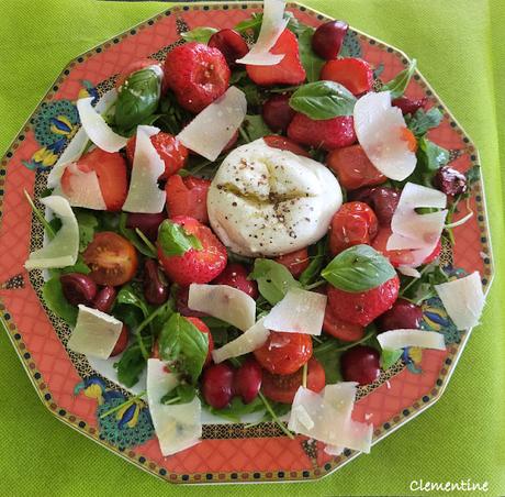 Salade aux tomates cerises crues et rôties, cerises, fraises et mozzarella