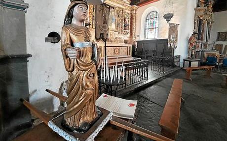 La statue de sainte Suzanne, qui trône dans la chapelle, est une miraculée.  Lors de son déménagement au XVIe siècle dans l'actuelle chapelle, elle serait tombée d'un char et aurait dévalé la côte de Mûr avant de retomber sur ses pattes sans aucune égratignure.