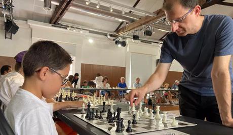30 joueurs d'échecs face à Tigran Gharamian