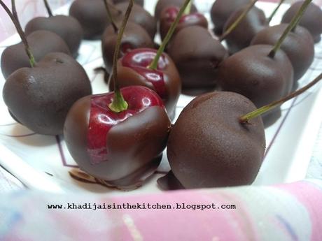 CERISES TREMPÉES DANS DU CHOCOLAT / CHOCOLATE-COVERED CHERRIES / CEREZAS BAÑADAS EN CHOCOLATE / كرز مغموس في الشوكولاته CERISES TREMPÉES DANS DU CHOCOLAT / CHOCOLATE-COVERED CHERRIES / CEREZAS BAÑADAS EN CHOCOLATE / كرز مغموس في الشوكولاته