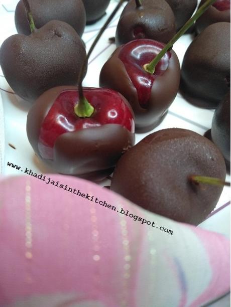 CERISES TREMPÉES DANS DU CHOCOLAT / CHOCOLATE-COVERED CHERRIES / CEREZAS BAÑADAS EN CHOCOLATE / كرز مغموس في الشوكولاته