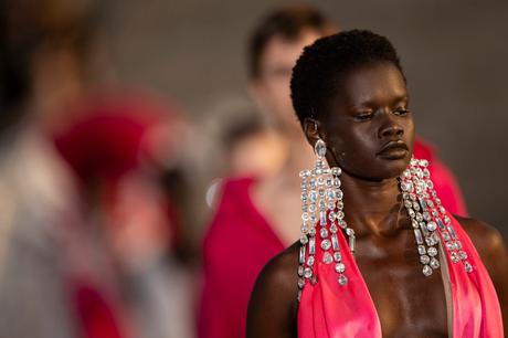 Valentino Haute Couture Automne/Hiver 2023-24 : Un nouveau langage du luxe