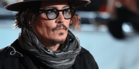 Johnny Depp porte des lunettes